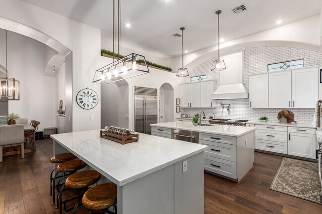 Building Photo - Beautiful 6-bedroom basement home