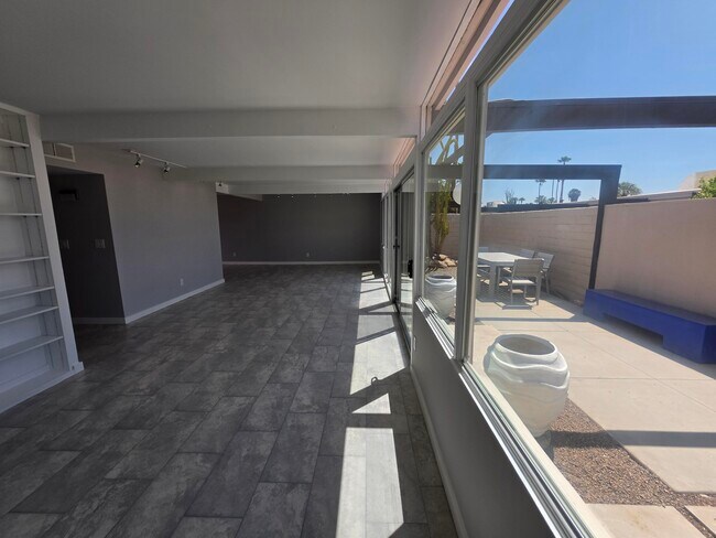 Building Photo - 735 E Louise Dr
