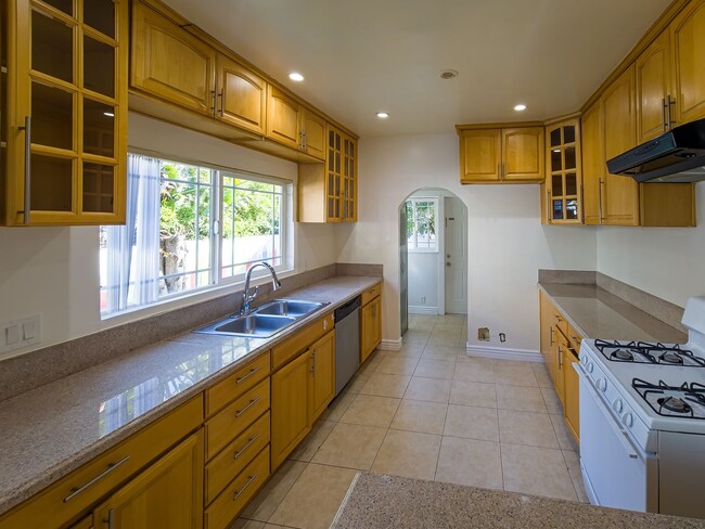 Building Photo - 126 E Garfield Ave