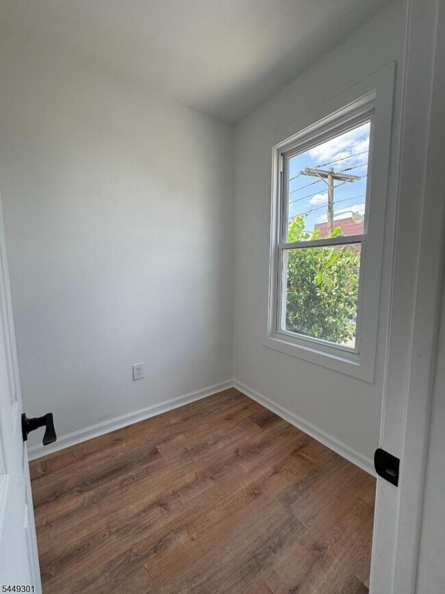 Building Photo - 482 10th Ave