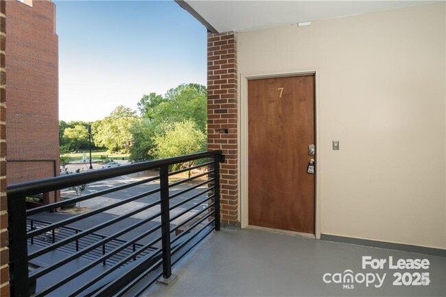 Building Photo - 224 N Poplar St