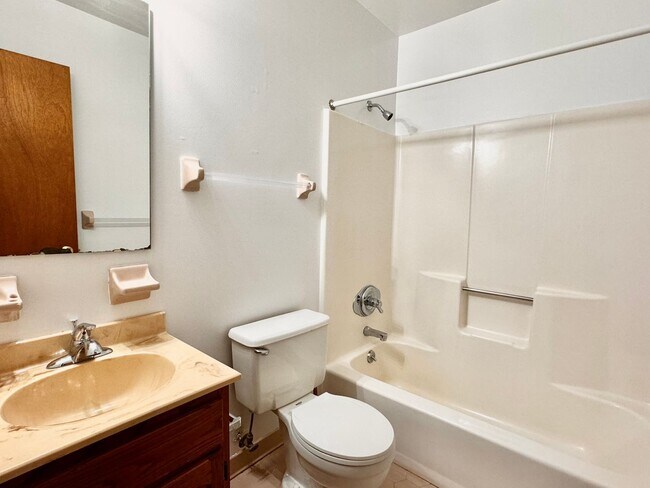 Building Photo - 2442 Red Hill Rd