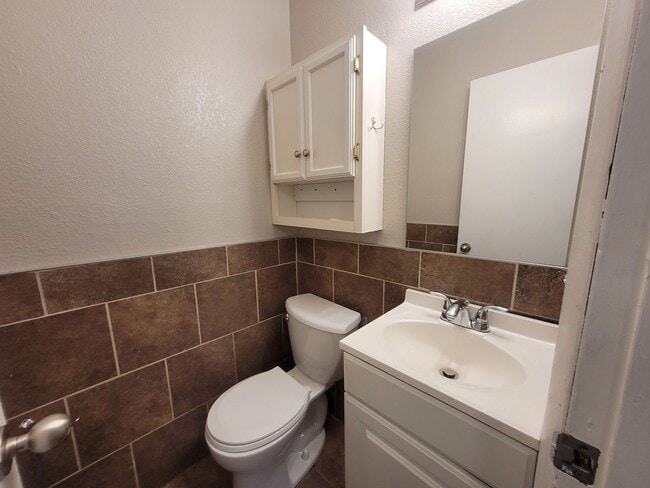 Building Photo - 2 bedroom, 1.5 bathroom home with detached garage!