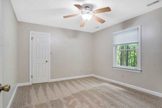 Building Photo - Beautifully Refreshed 4 Bedroom 3 Bath Col...