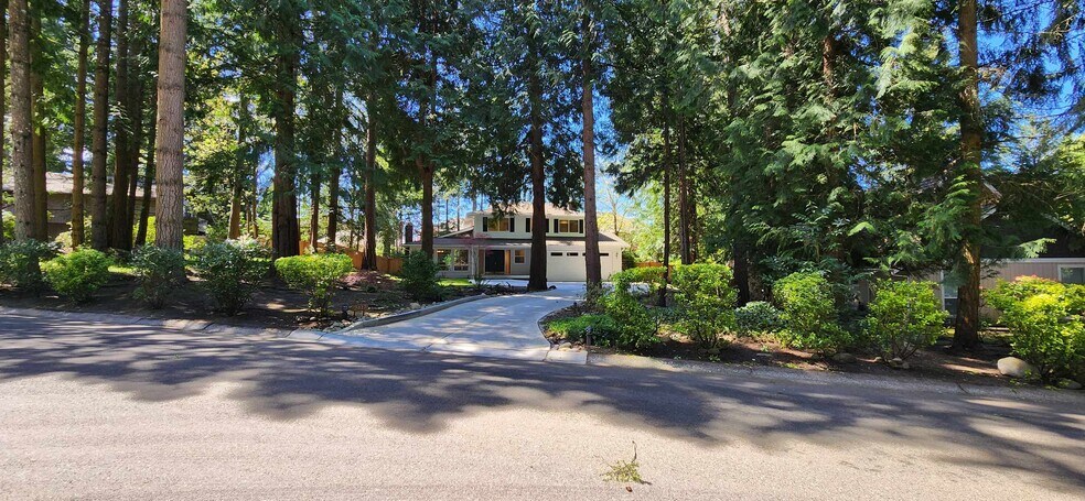 Building Photo - 2417 Sahalee Dr W