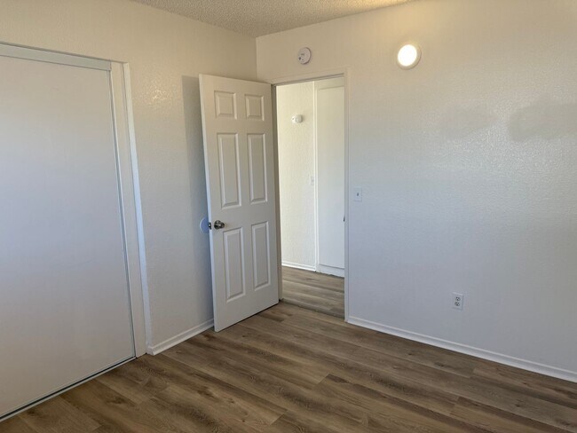 Building Photo - 3711