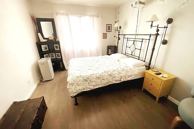 Building Photo - 1720 E 2nd St