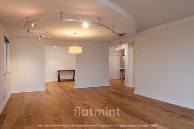 Building Photo - 732 11th Ave E