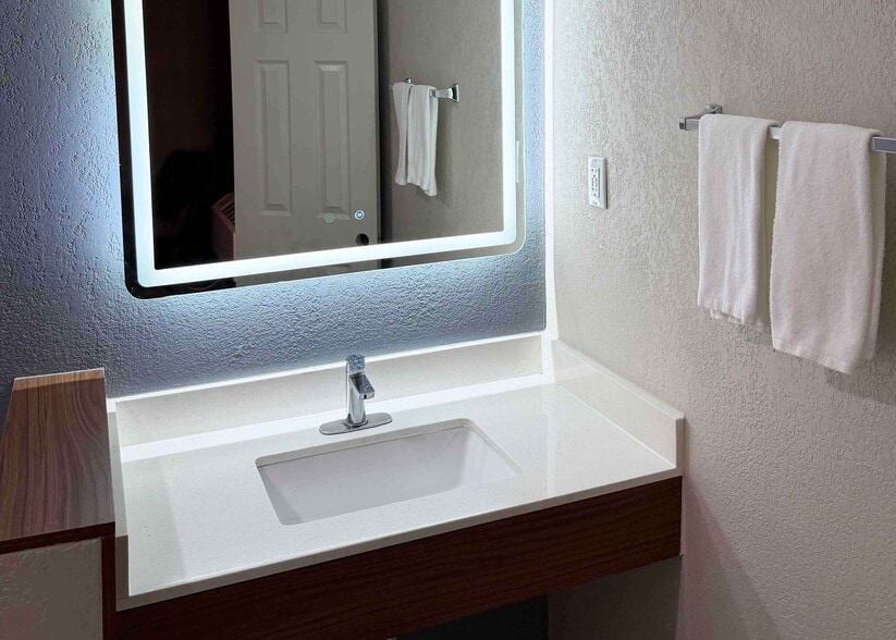 Building Photo - Furnished Studio-Longview