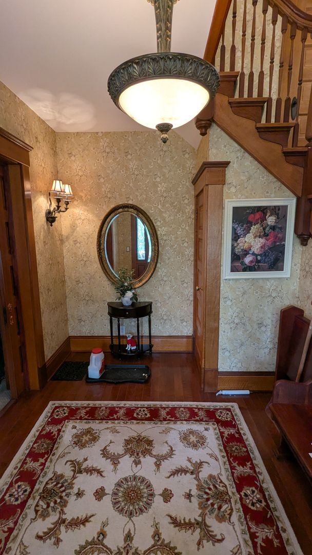 Building Photo - Welcome to this fully furnished 3-bedroom, 1.5-bath home in Massillon