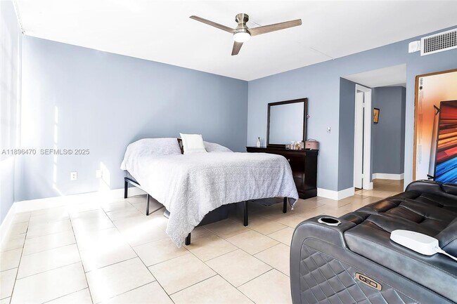 Building Photo - 1750 NE 191st St