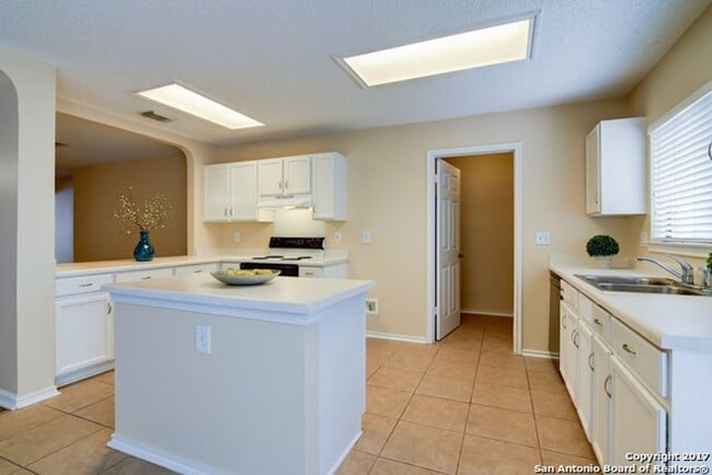 Building Photo - 3/2 1 Story Open Concept Far West SA