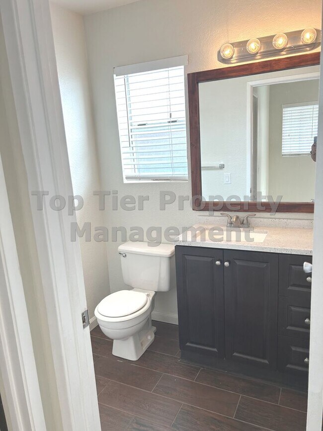 Building Photo - ***Beautiful 3 bed / 2.5 bath House in a N...