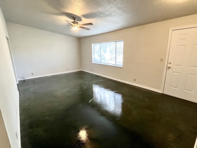 Building Photo - 67 Rungis Rd