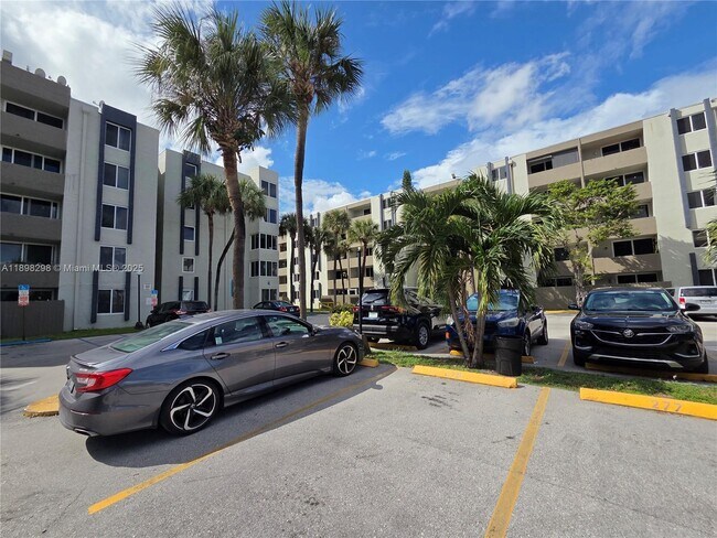 Building Photo - 10000 NW 80th Ct