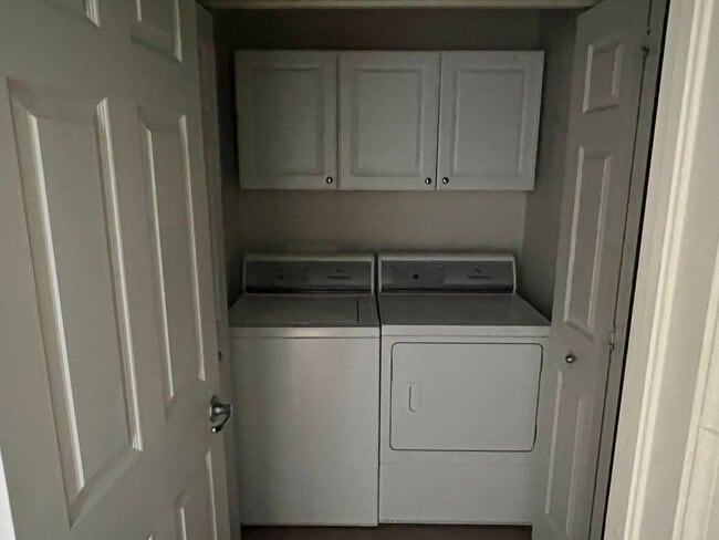 Building Photo - Fantastic 2 bedroom Condo Avail NOW
