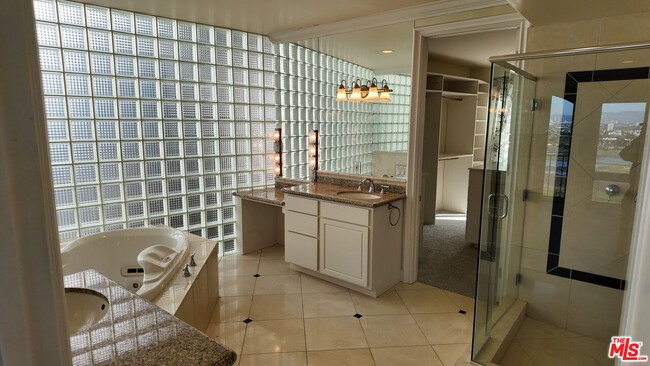 Building Photo - 8120 Billowvista Dr