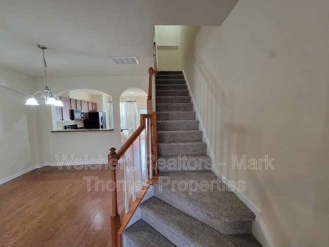 Building Photo - 100-251 Stratford Lakes Dr