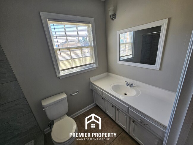 Building Photo - Classic 3BR/2BA Home in 38119 | Hardwood Floors, Fireplace & Formal Dining