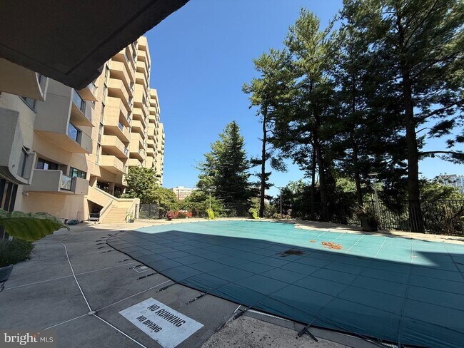 Building Photo - 1101 S Arlington Ridge Rd