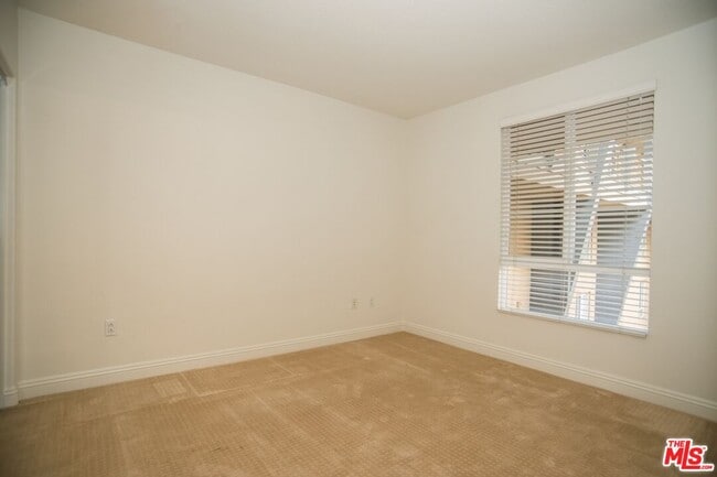 Building Photo - 5831 Seawalk Dr