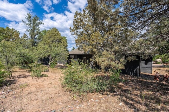 Building Photo - 908 S Manzanita Dr