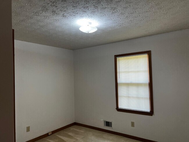 Building Photo - 380 Hidden Valley Dr SE