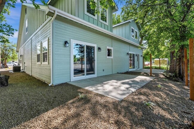 Building Photo - ? MOVE IN SPECIAL! ? $99.00 1st month rent...