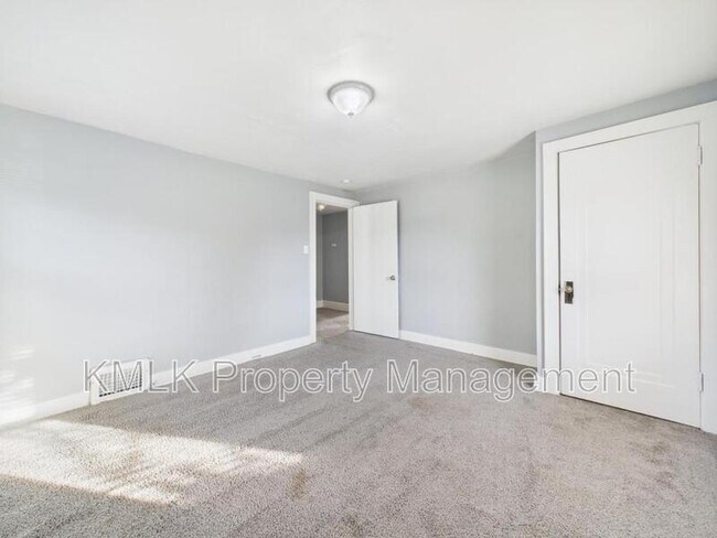 Building Photo - 903 Donald Ave