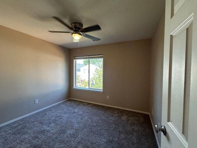 Building Photo - Gorgeous 4 Bed, 2.5 Bath House!