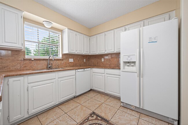 Building Photo - 30207 E Geneva Dr