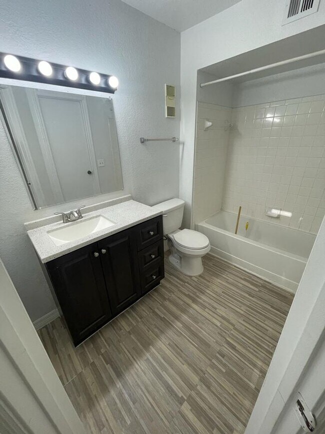 Building Photo - Ponte Verde Condominium
