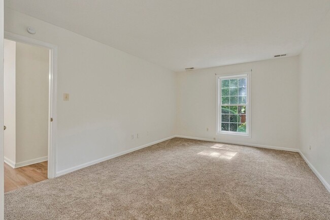 Building Photo - Bright & Cheery 2 BR 2 Bath Unit Available...