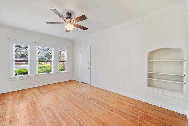 Building Photo - Huisache