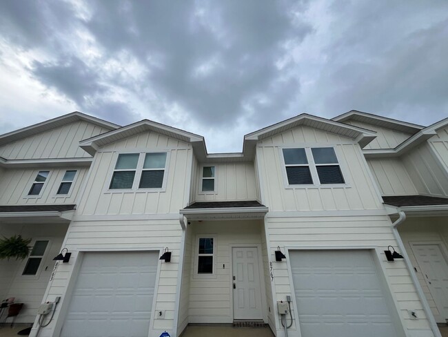 Building Photo - New Townhome near UWF and Nine Mile RD