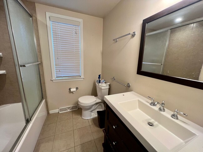 Building Photo - Charming Home - 2 Bed 1.5 Bath - Neville I...