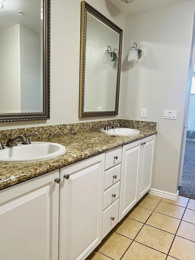 Building Photo - "Experience Elevated Living: Spacious 2-Bed, 3-Bath Oasis in La Quinta's Heart!"