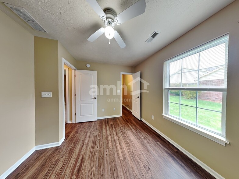 Building Photo - 1460 Persimmon Cir