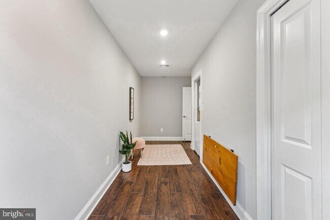 Building Photo - 718 Jackson St NE