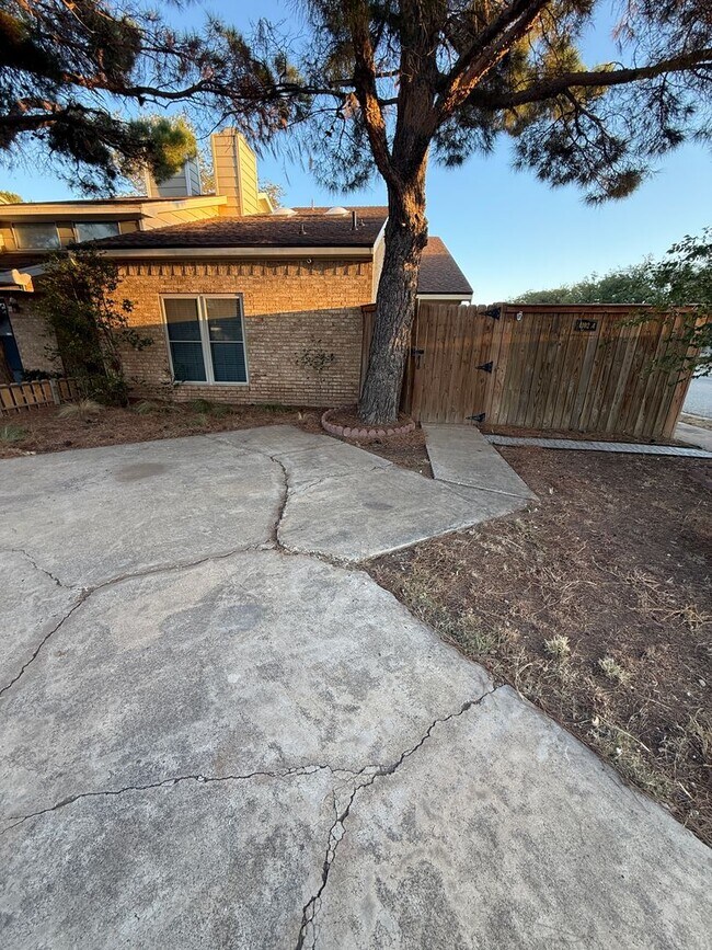 Building Photo - 3/2 Town House/ Quaker & 18th street!!