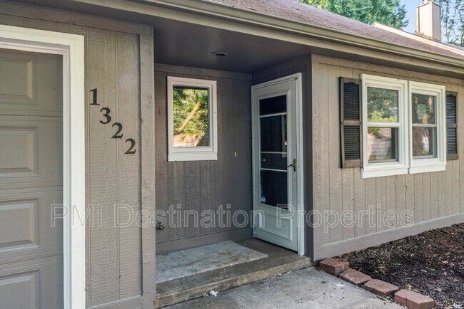 Building Photo - 1322 N Harvey Dr