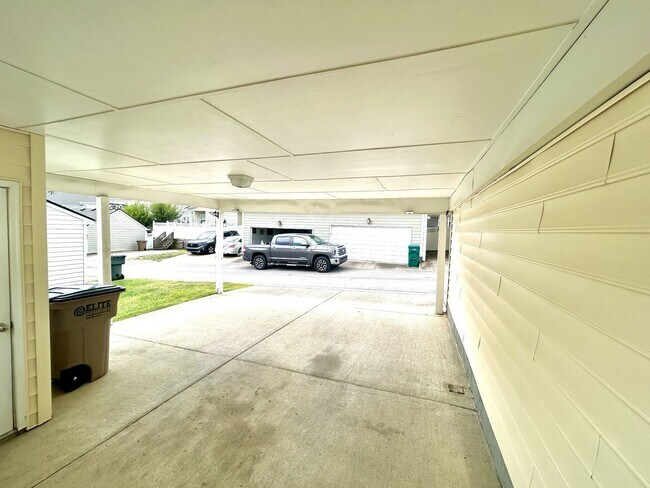 Building Photo - **UPDATED END-UNIT LENOX VILLAGE TOWNHOME ...