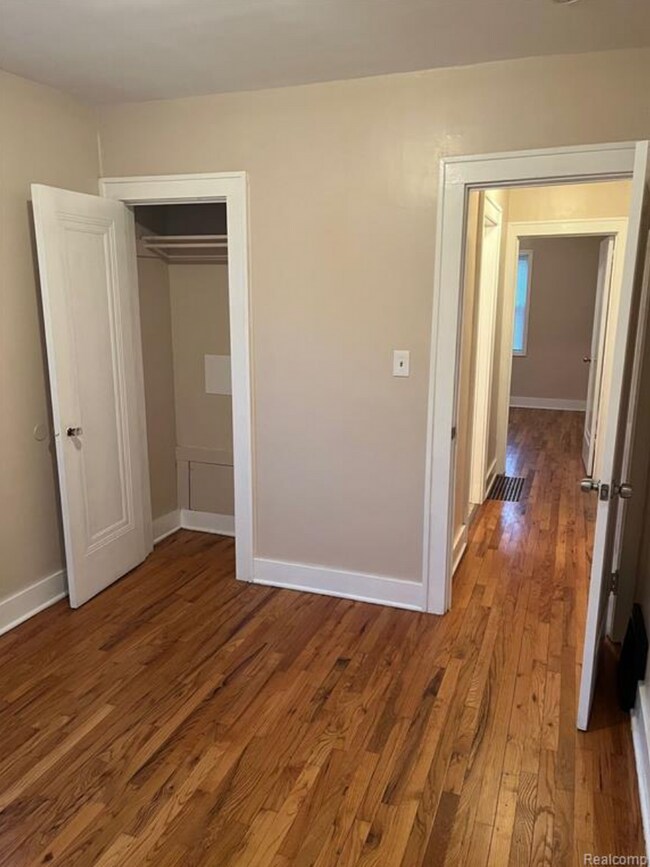 Building Photo - Cozy Home with Expansive Yard