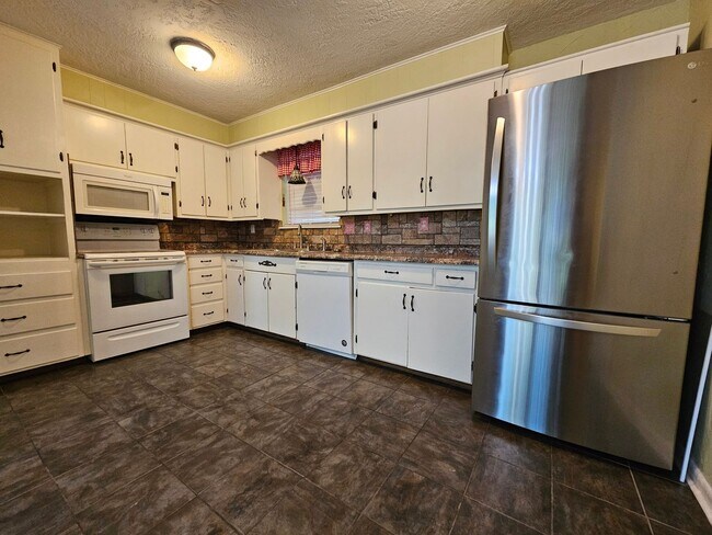 Building Photo - (3) Bed/(1.5) Bath Near Core Norman and OU...