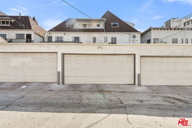 Building Photo - 918 1/2 Serrano Ave