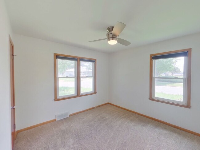 Building Photo - 3541 S Southwood Dr