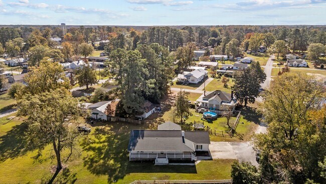 Building Photo - 105 3rd St