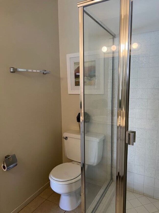 Building Photo - Spacious Los Gatos town home with two car garage.