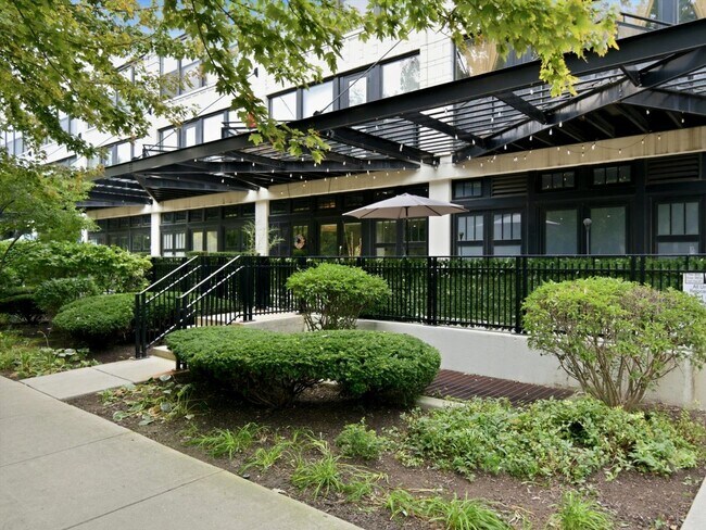 Building Photo - 1000 W 15th St