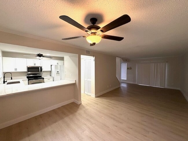 Building Photo - Stunning 4-Bedroom, 2.5-Bathroom Townhouse in the Heart of Sarasota!